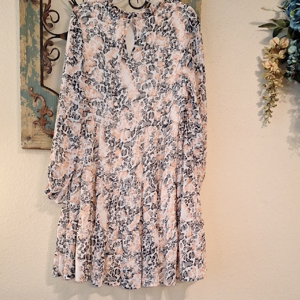 🔥🔥CLEARANCE Long Sleeve Dress with Floral Pattern in Cream/Peach/Gray. Size M - Picture 5 of 10